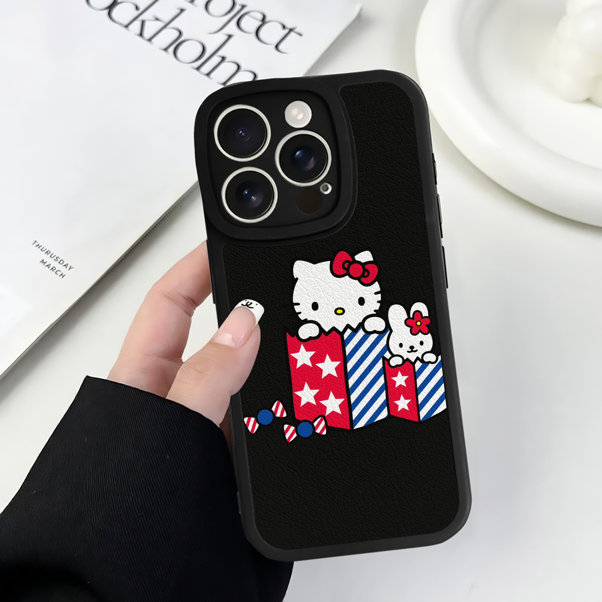 （画像用） Hello Kitty ハローキティ 【iPhone 16シリーズ対応】シリコンスマホケース（レザー調） 材質：シリコン